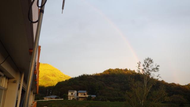 校舎から見た虹と男体山