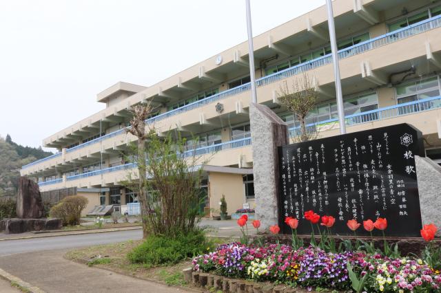依上小学校外観1